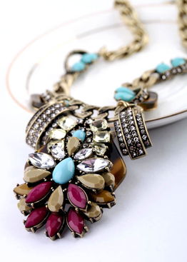 復(fù)古風(fēng)潮再臨 歐美時(shí)尚飾品批發(fā)直銷中的花朵鑲鉆項(xiàng)鏈新趨勢(shì)